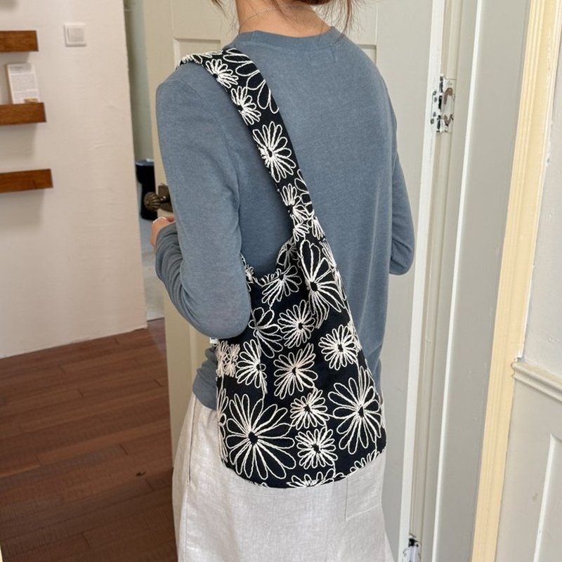 Hobo Bag Slouchy - Bolsa Hobo Floral Preta e Branca