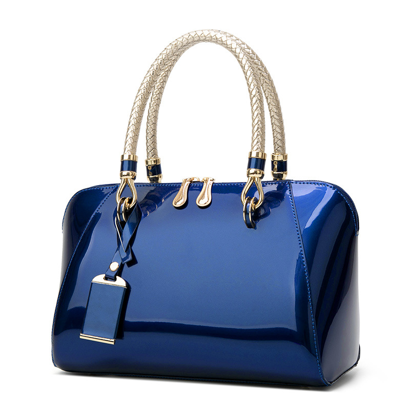 Women Bags Trend 2025 - Bolsa Boston de couro brilhante para